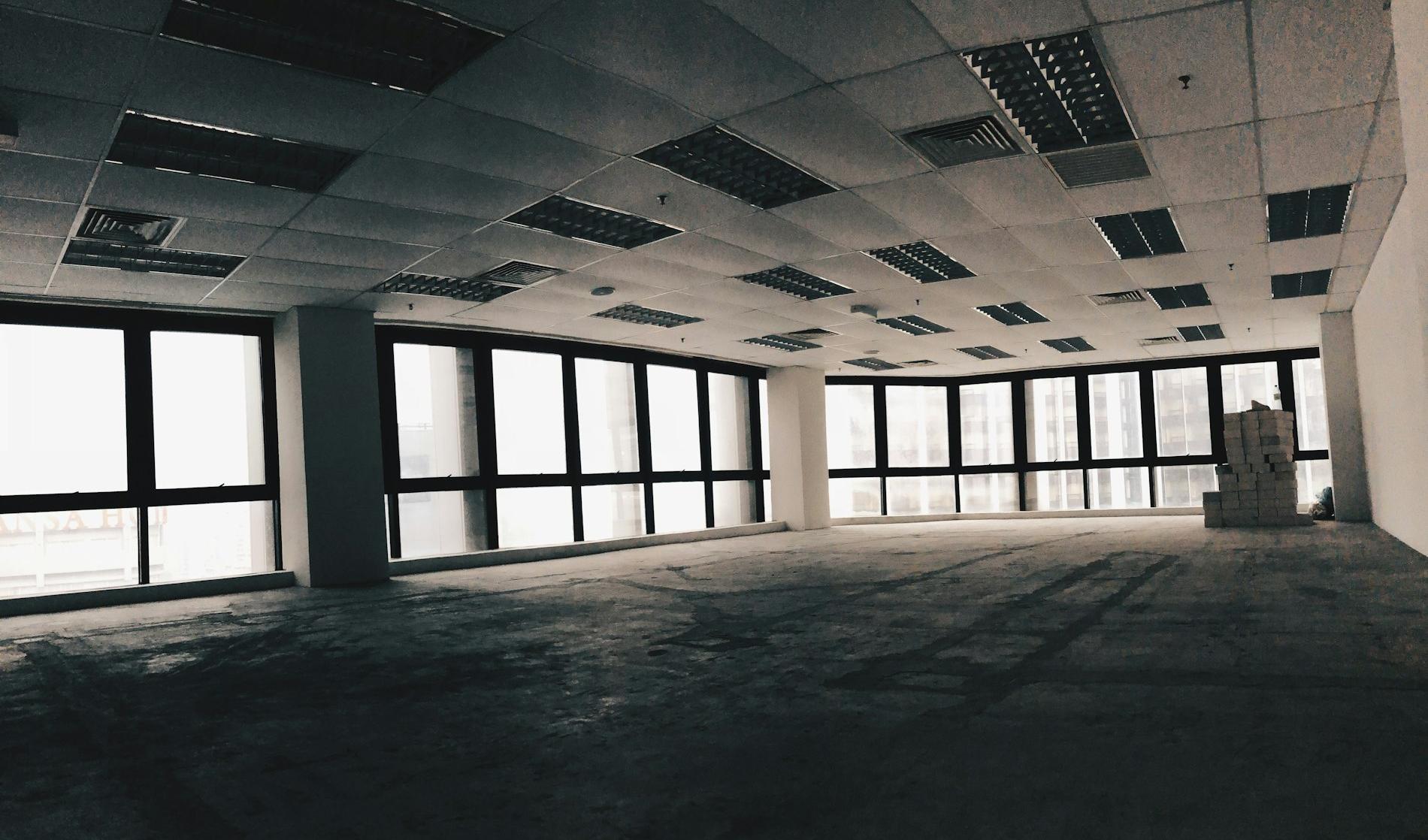 Plateau de bureaux en fin de travaux, avant nettoyage