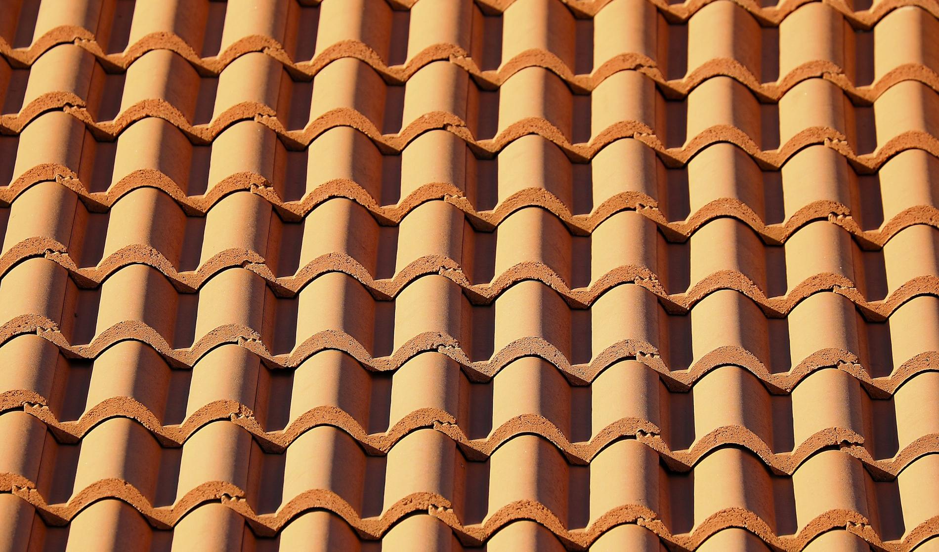 Toiture en tuiles sous un ciel dégagé