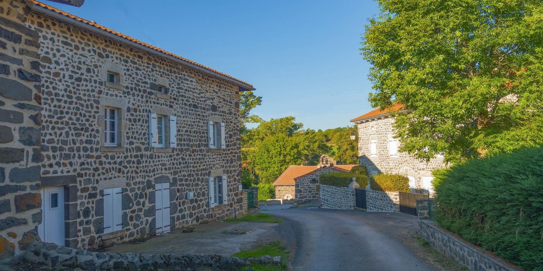 Rue d’un village en pierre, toits de tuiles